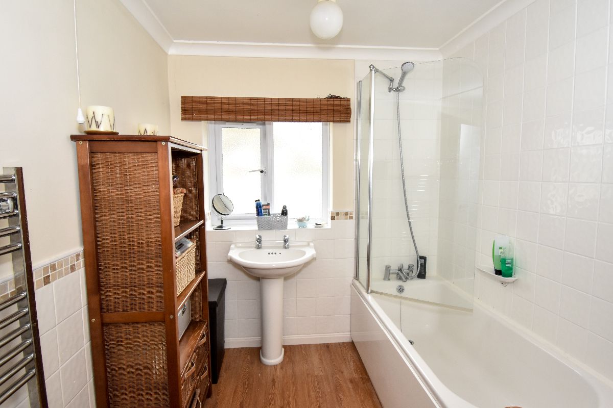 3 bed detached house to rent in Potters Way, Salisbury 8