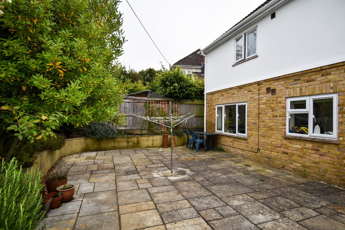 3 bed detached house to rent in Potters Way, Salisbury 9