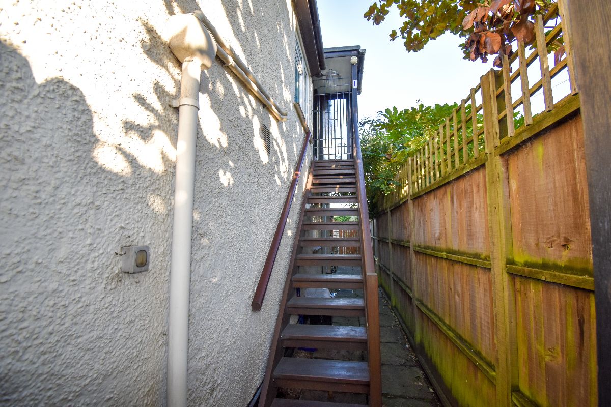 2 bed flat to rent in Belle Vue Road, Salisbury 1