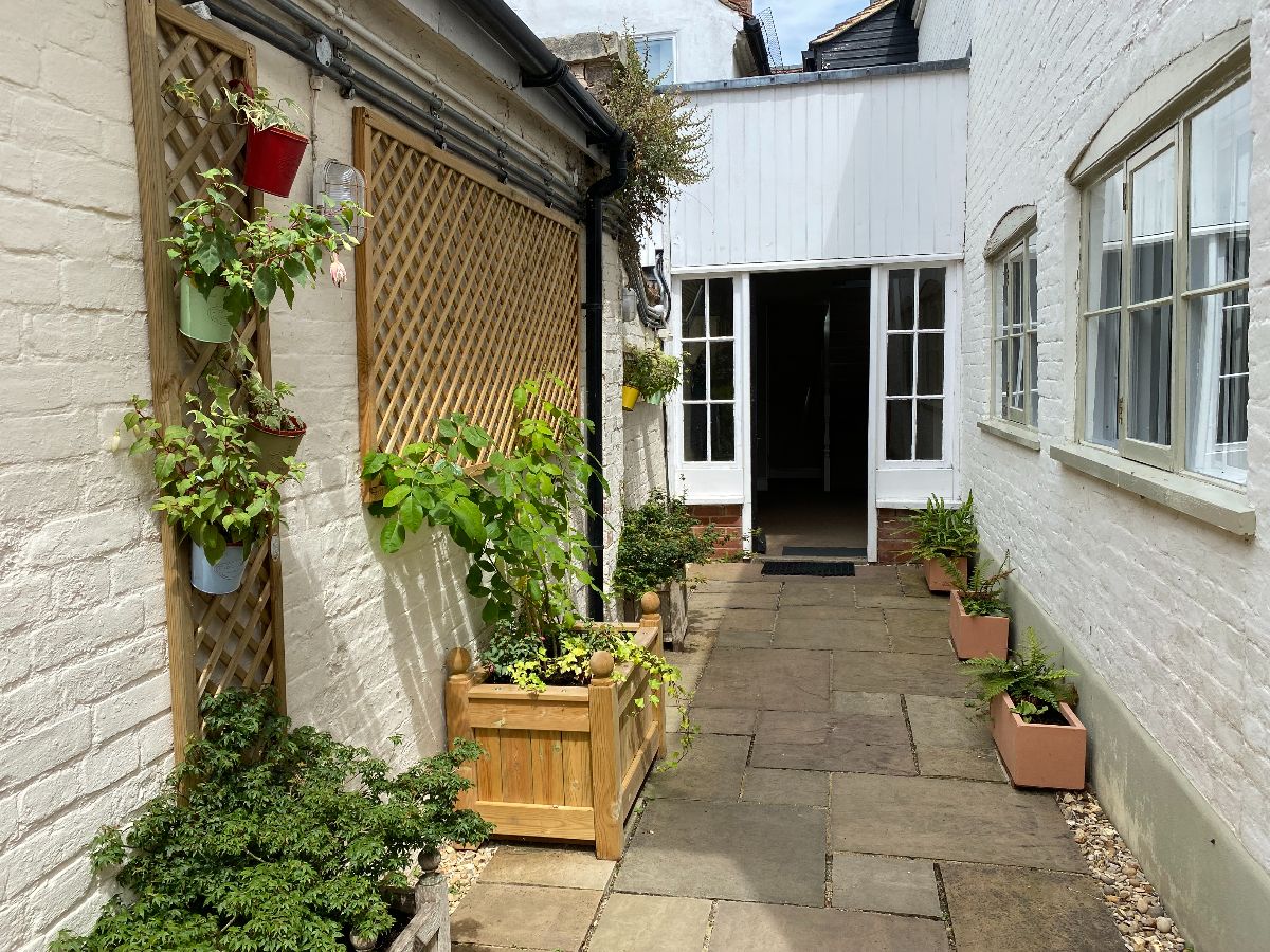 1 bed flat to rent in South Street, Wilton, SP2