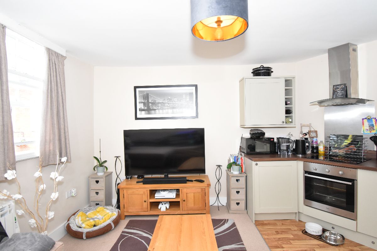 1 bed flat to rent in South Street, Wilton 2