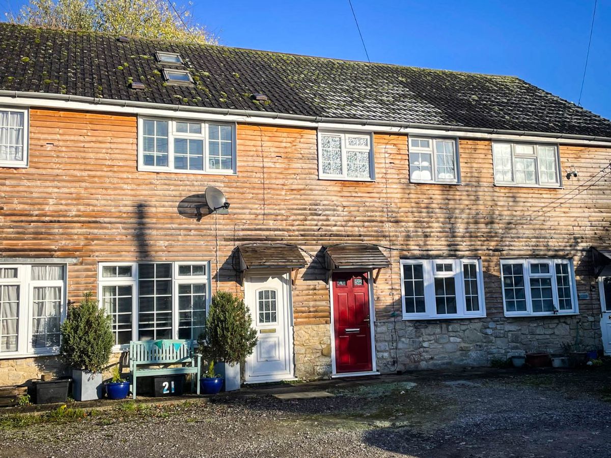 2 bed terraced house to rent in High Street, Warminster  - Property Image 1