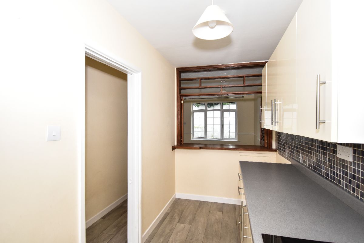 2 bed terraced house to rent in High Street, Warminster 4