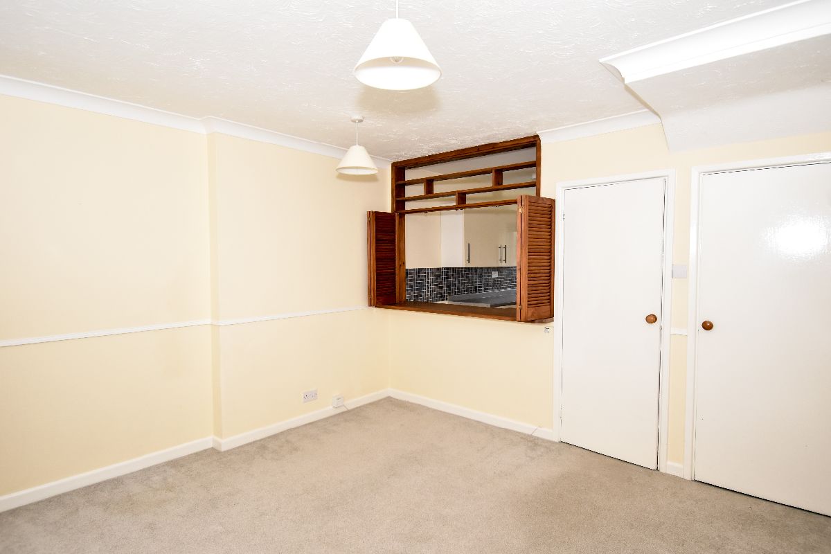 2 bed terraced house to rent in High Street, Warminster 3