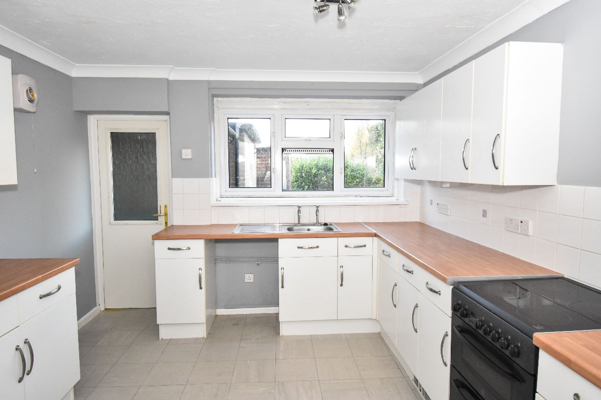 3 bed terraced house to rent in Meadow View, Salisbury 2