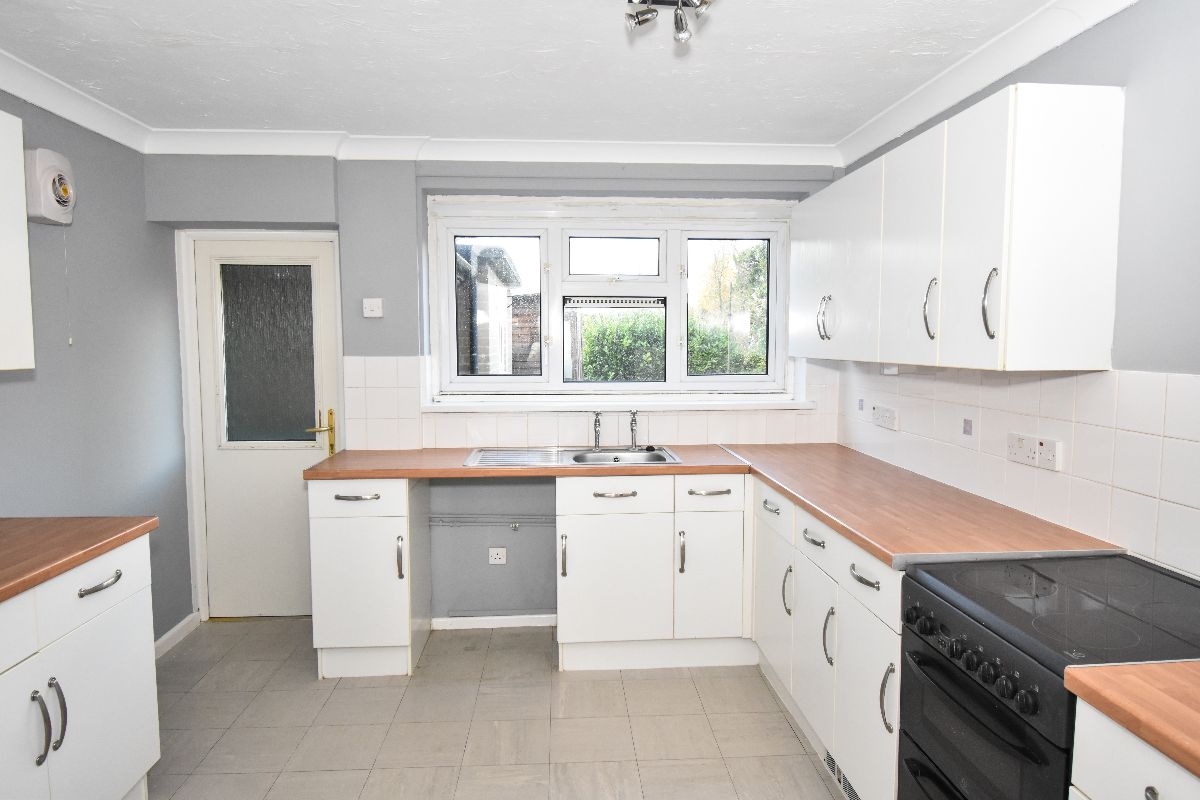 3 bed terraced house to rent in Meadow View, Salisbury  - Property Image 3