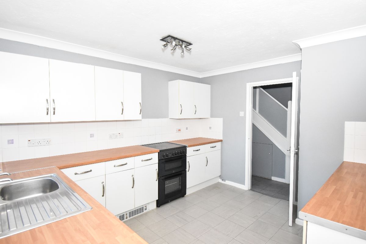 3 bed terraced house to rent in Meadow View, Salisbury 5