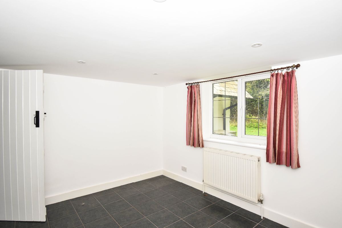 3 bed character property to rent in Clarendon Park, Salisbury  - Property Image 10