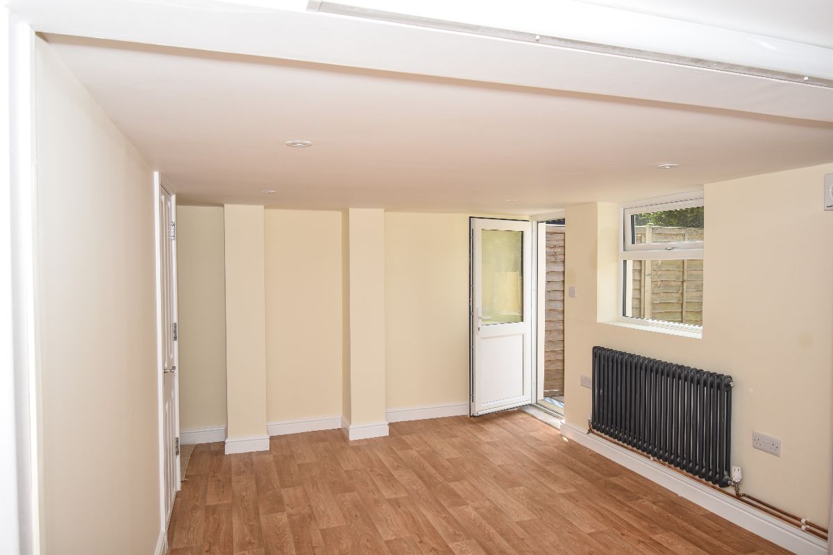 4 bed semi-detached house to rent in Wordsworth Road, Salisbury 6