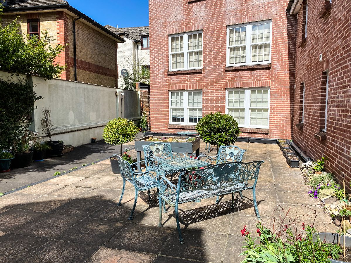 2 bed flat to rent in Fisherton Street, Salisbury 1