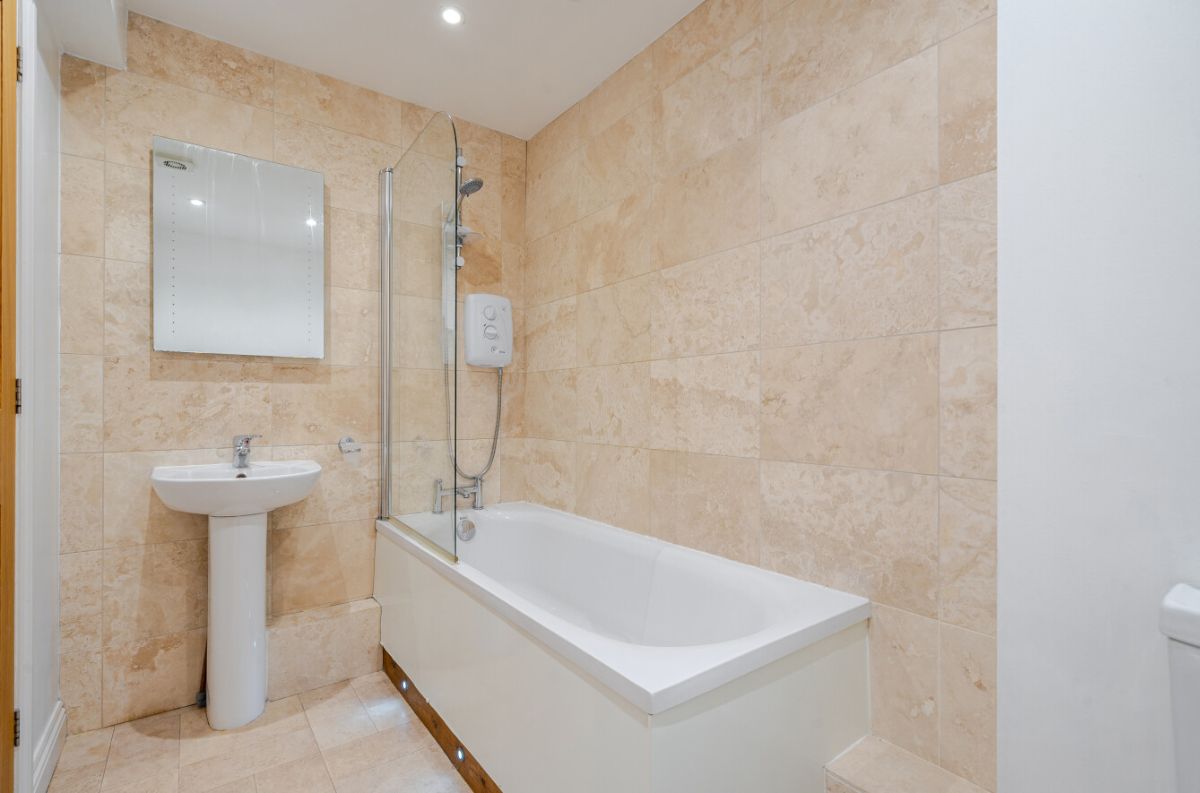 2 bed flat to rent in Fisherton Street, Salisbury 11