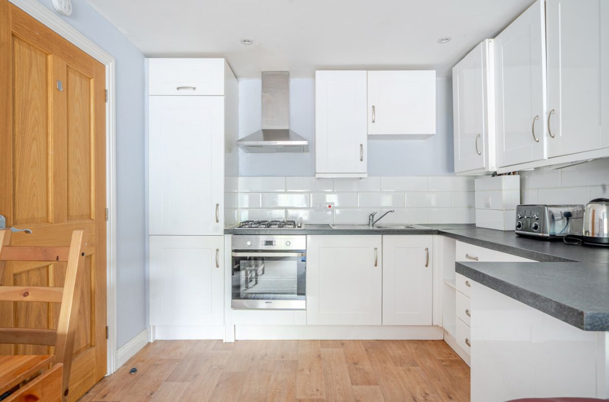 2 bed flat to rent in Fisherton Street, Salisbury 3