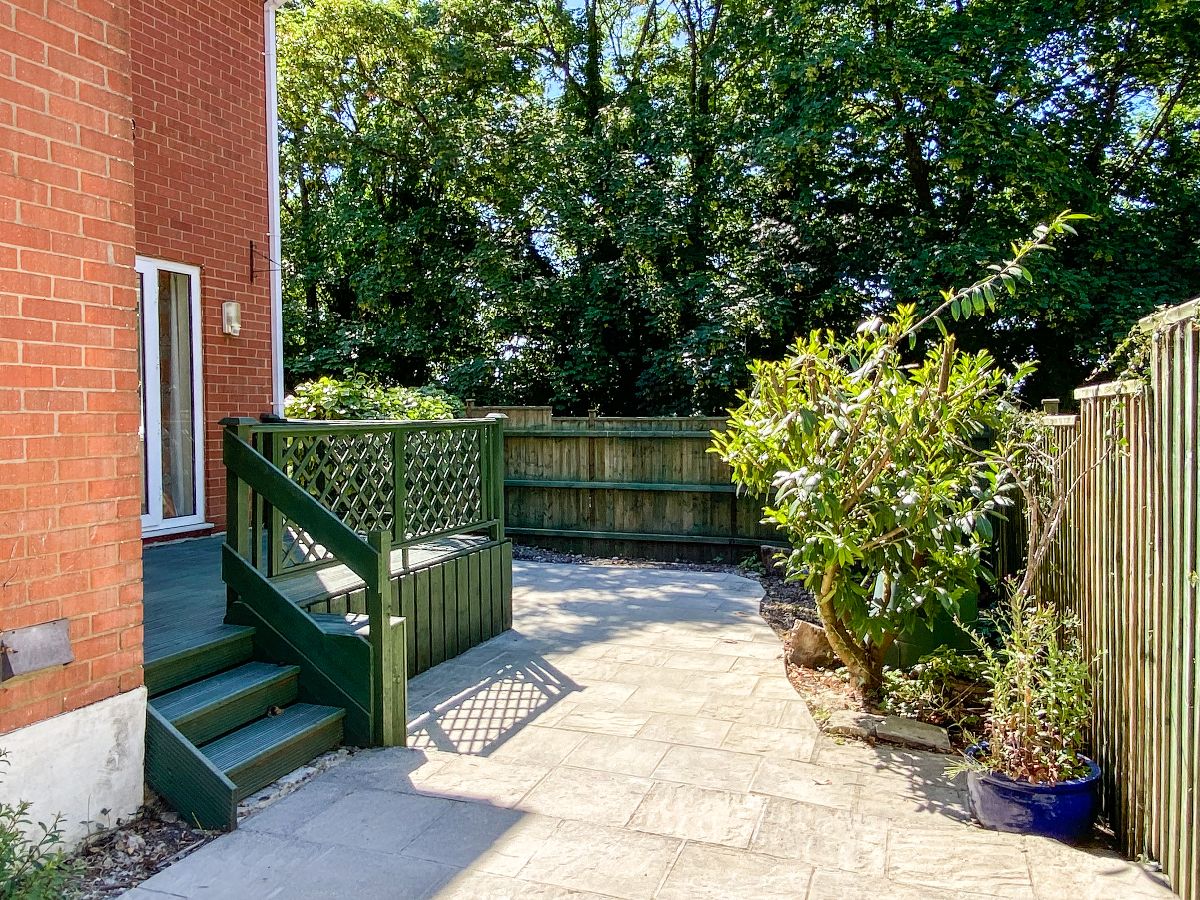 4 bed detached house to rent in Fowlers Road, Salisbury 1