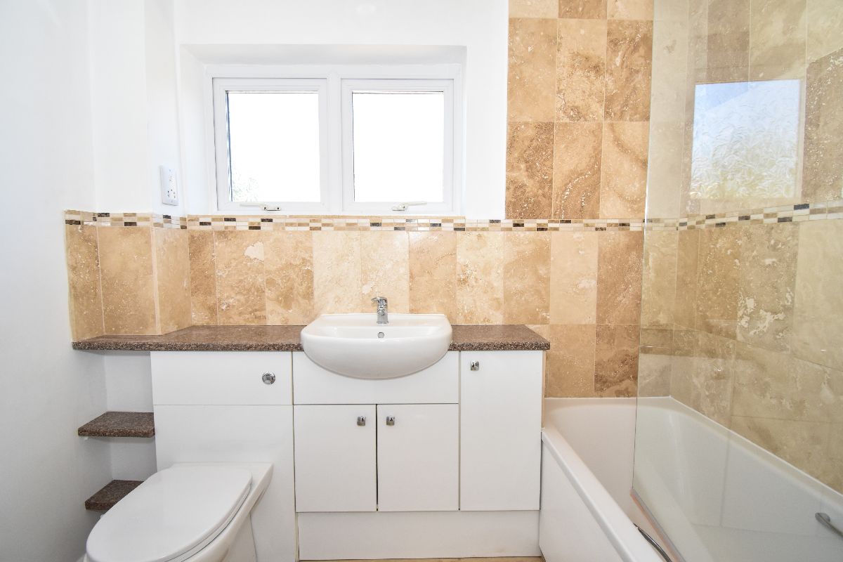 4 bed detached house to rent in Fowlers Road, Salisbury 8