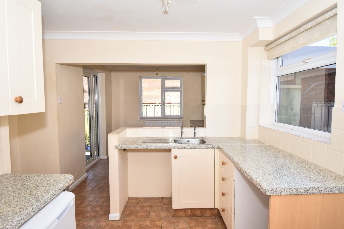 4 bed detached house to rent in Fowlers Road, Salisbury 5