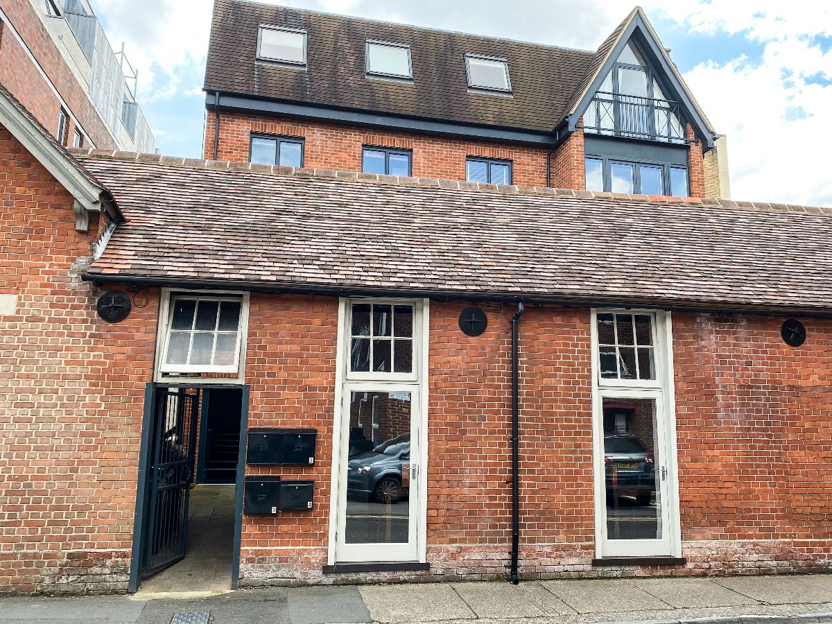 2 bed flat to rent in Scots Lane, Salisbury 1