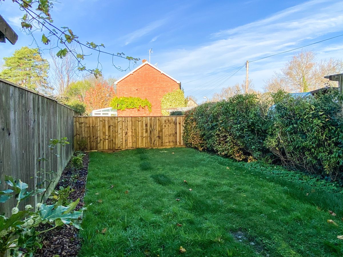 2 bed terraced house to rent in North Street, Salisbury 1