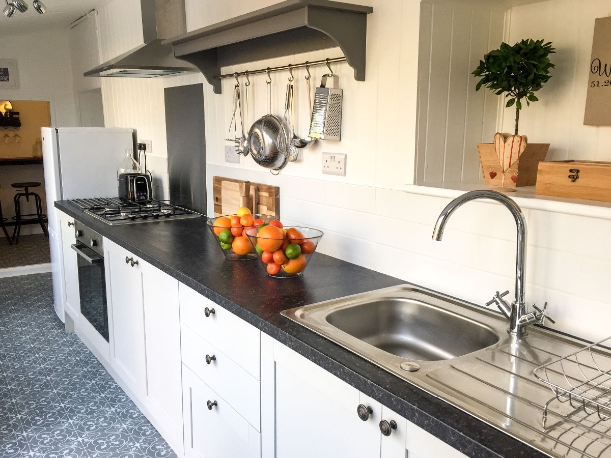 3 bed cottage to rent in Boreham Rd, Warminster 3