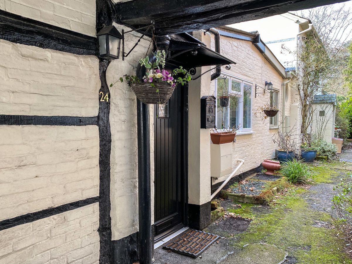 2 bed cottage to rent in South Street, Wilton 1