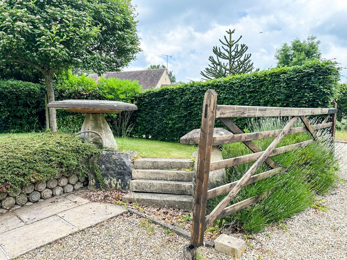 3 bed detached house to rent in Teffont, Salisbury 1