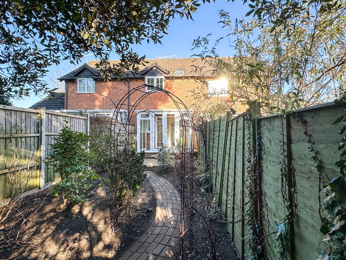 2 bed terraced house to rent in Kings Gate, Salisbury 11