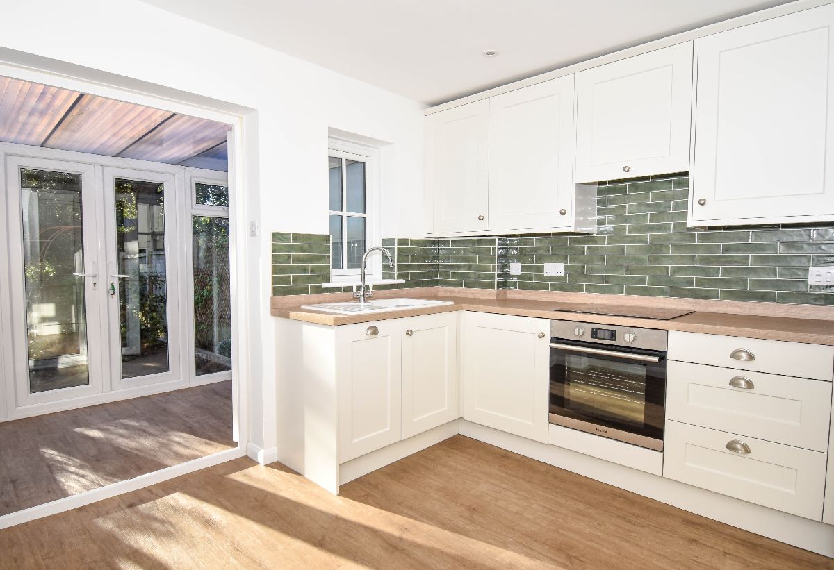 2 bed terraced house to rent in Kings Gate, Salisbury 3