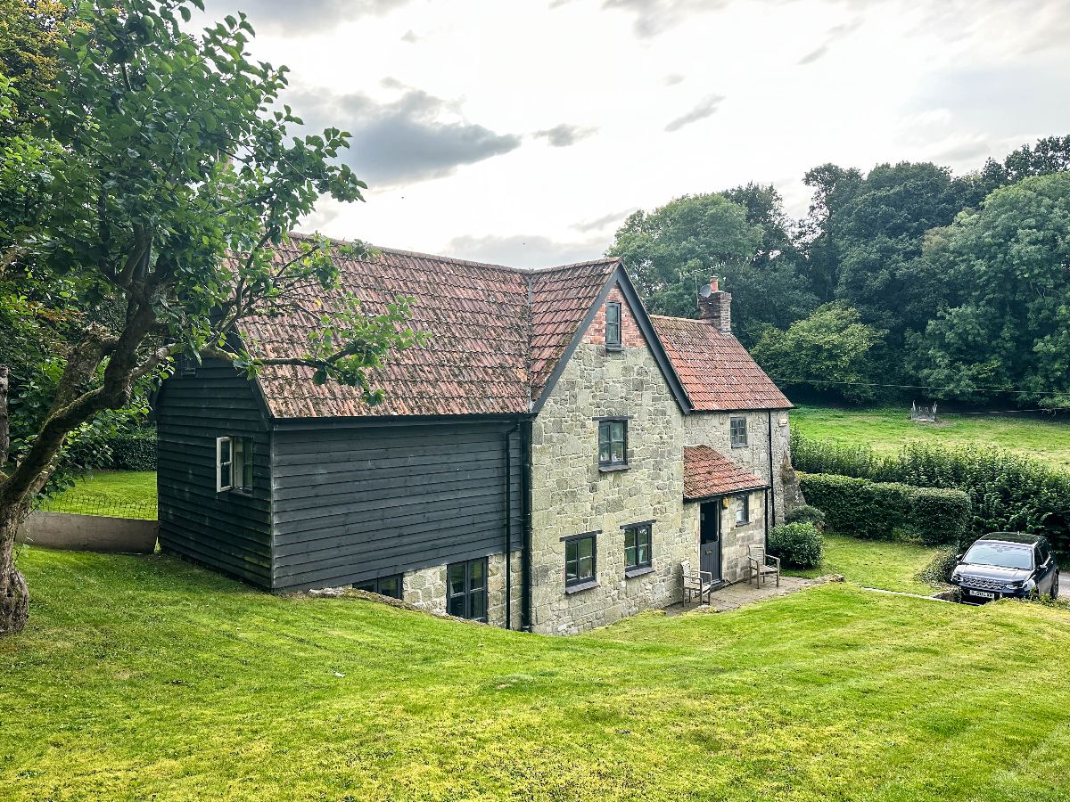 4 bed detached house to rent in Swallowcliffe, Salisbury  - Property Image 1