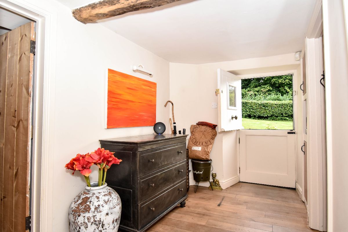 4 bed detached house to rent in Swallowcliffe, Salisbury 1