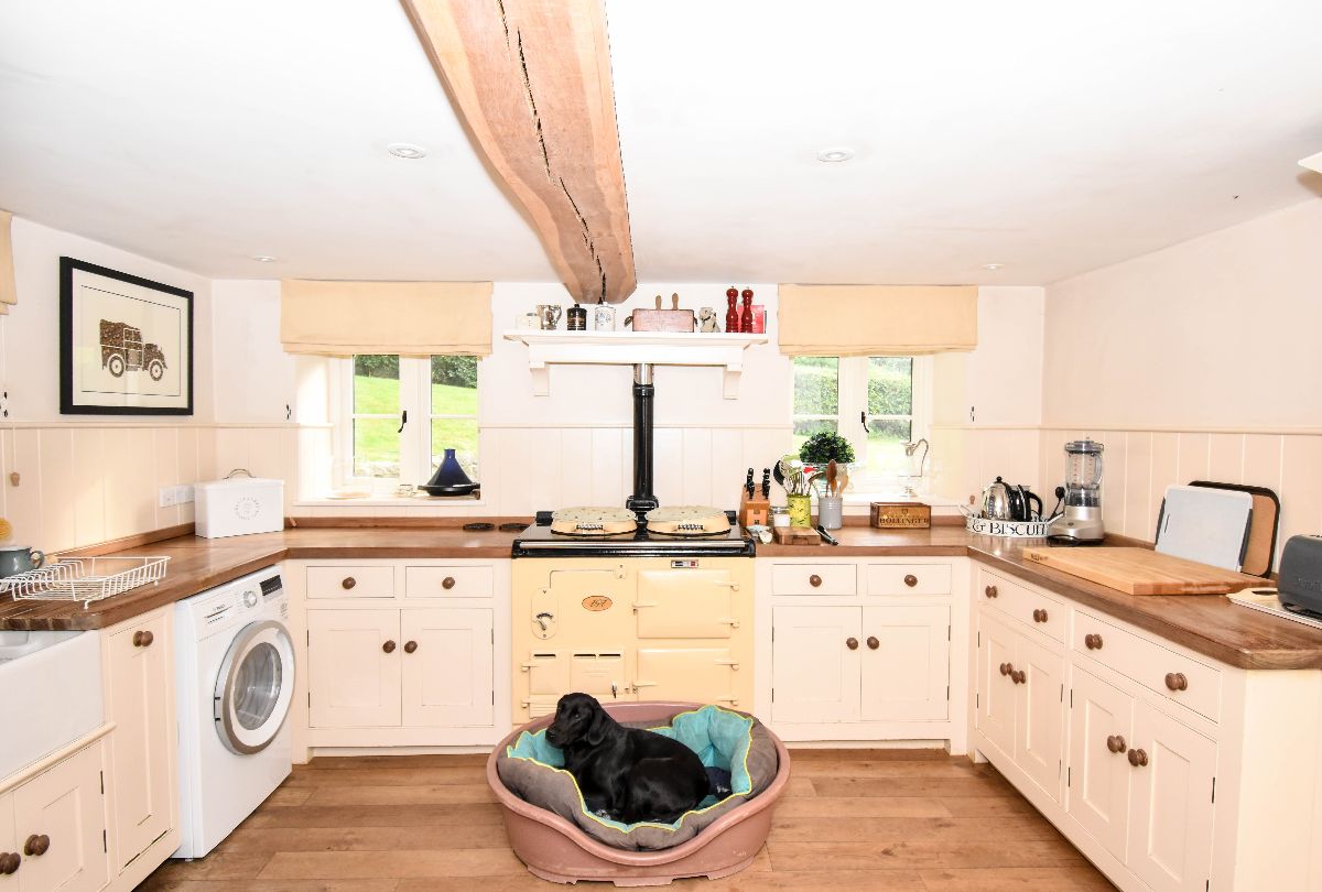 4 bed detached house to rent in Swallowcliffe, Salisbury 2