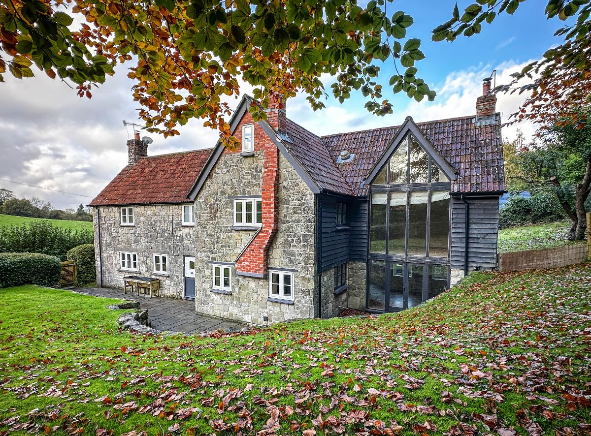 4 bed detached house to rent in Swallowcliffe, Salisbury  - Property Image 1