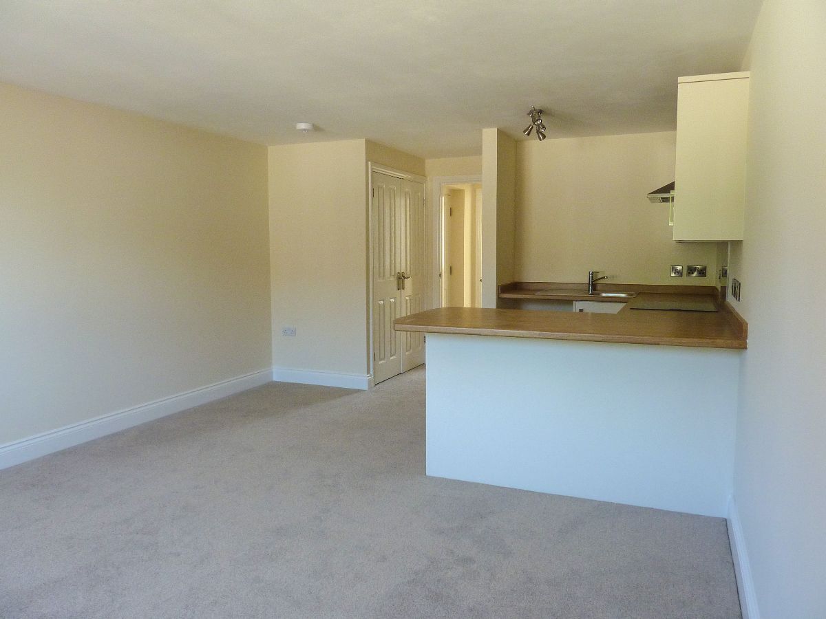 1 bed flat to rent in Devizes Road, Salisbury 2
