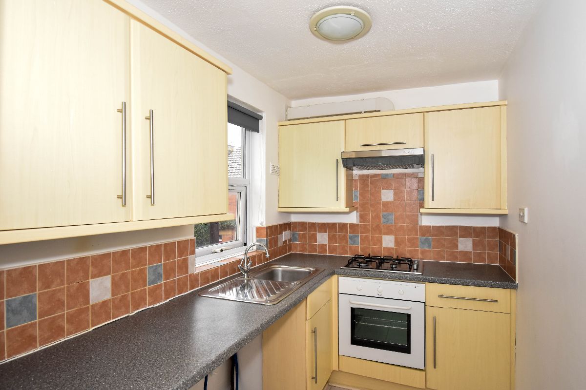 2 bed flat to rent in South Front, Salisbury  - Property Image 2