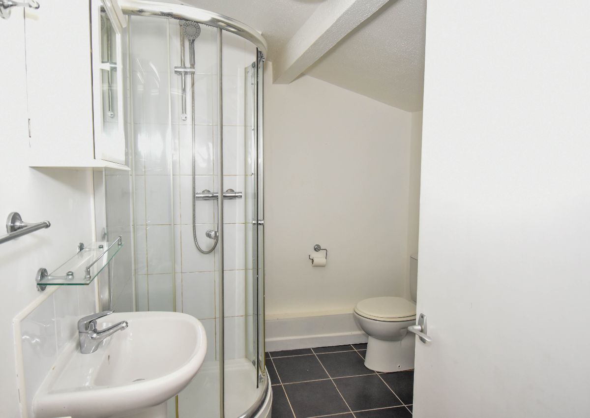 2 bed flat to rent in South Front, Salisbury 6