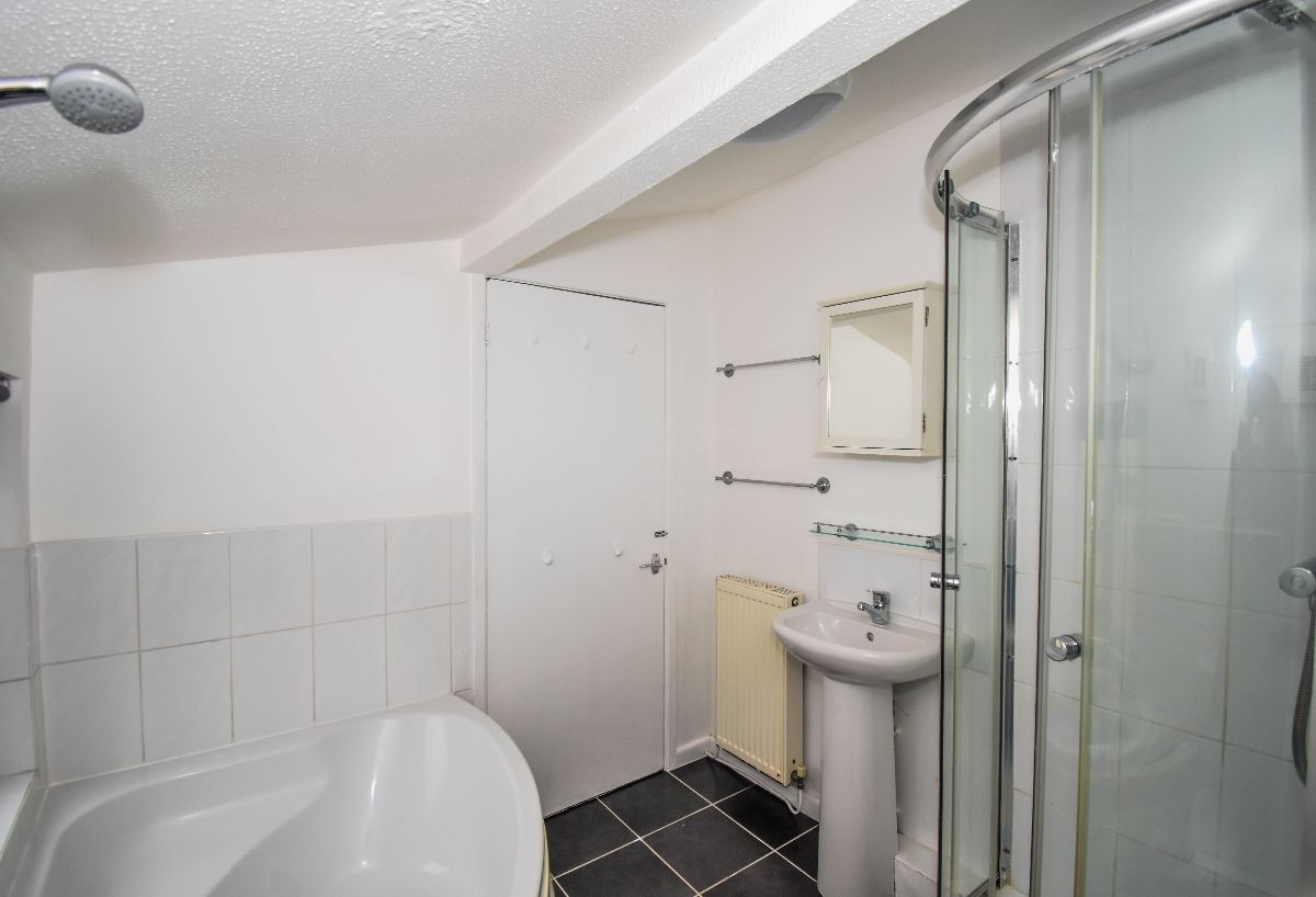 2 bed flat to rent in South Front, Salisbury 7