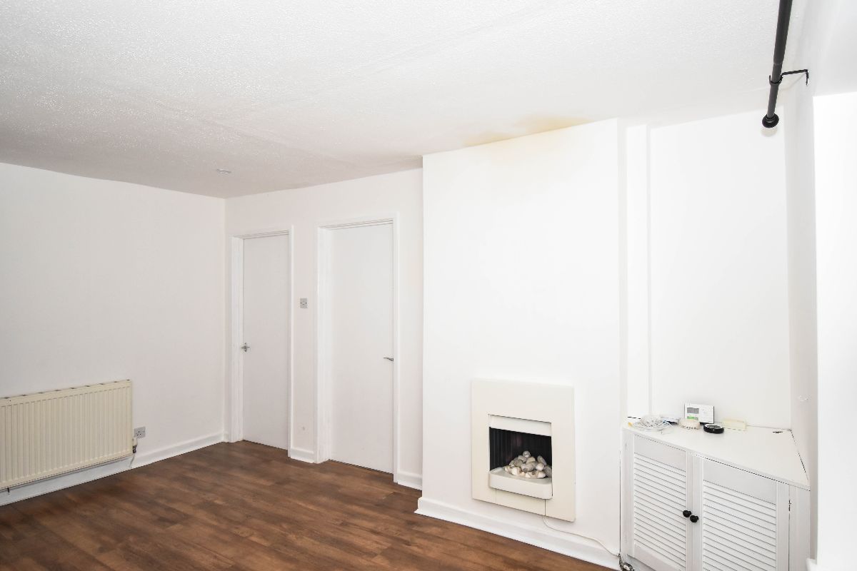 2 bed flat to rent in South Front, Salisbury 2