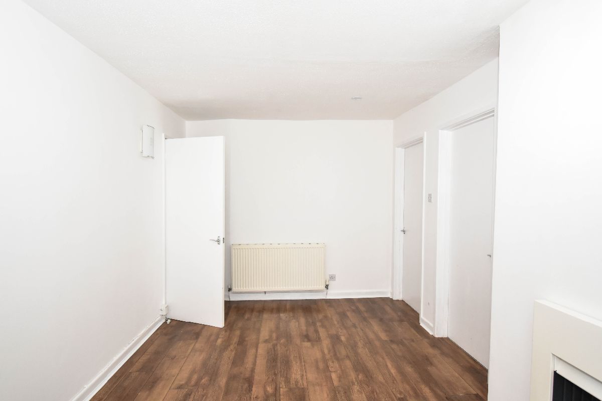 2 bed flat to rent in South Front, Salisbury 5