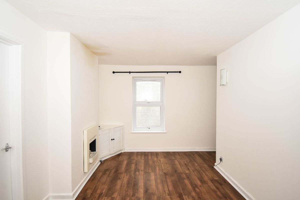 2 bed flat to rent in South Front, Salisbury 3