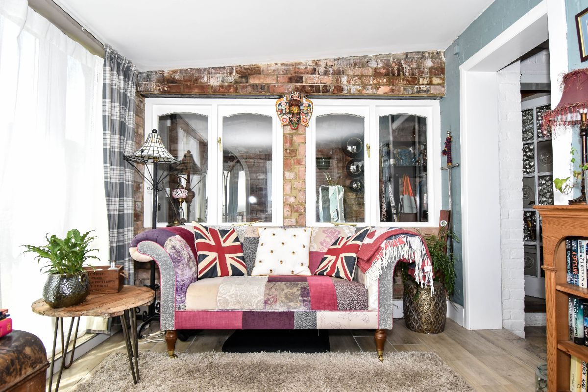 2 bed terraced house to rent in Windsor Road, Salisbury 1