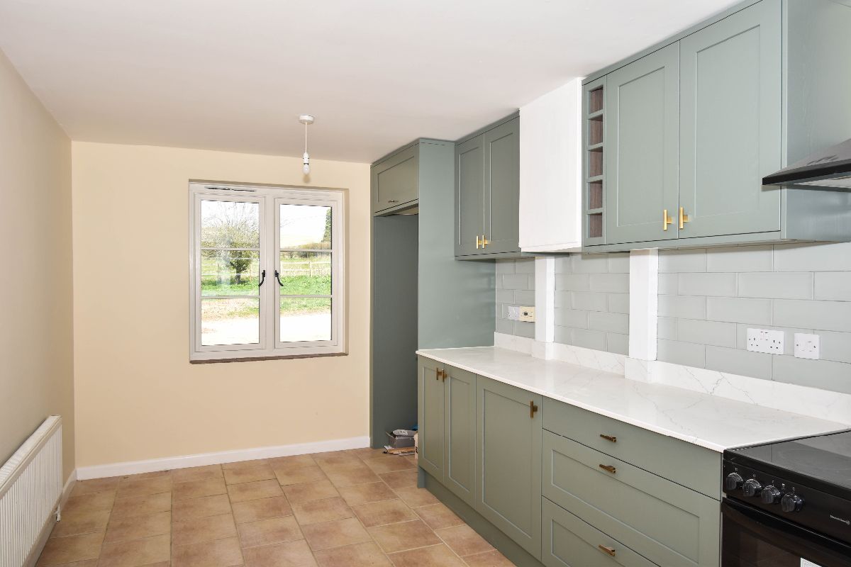 4 bed cottage to rent in Manor Farm Cottages, Salisbury 2