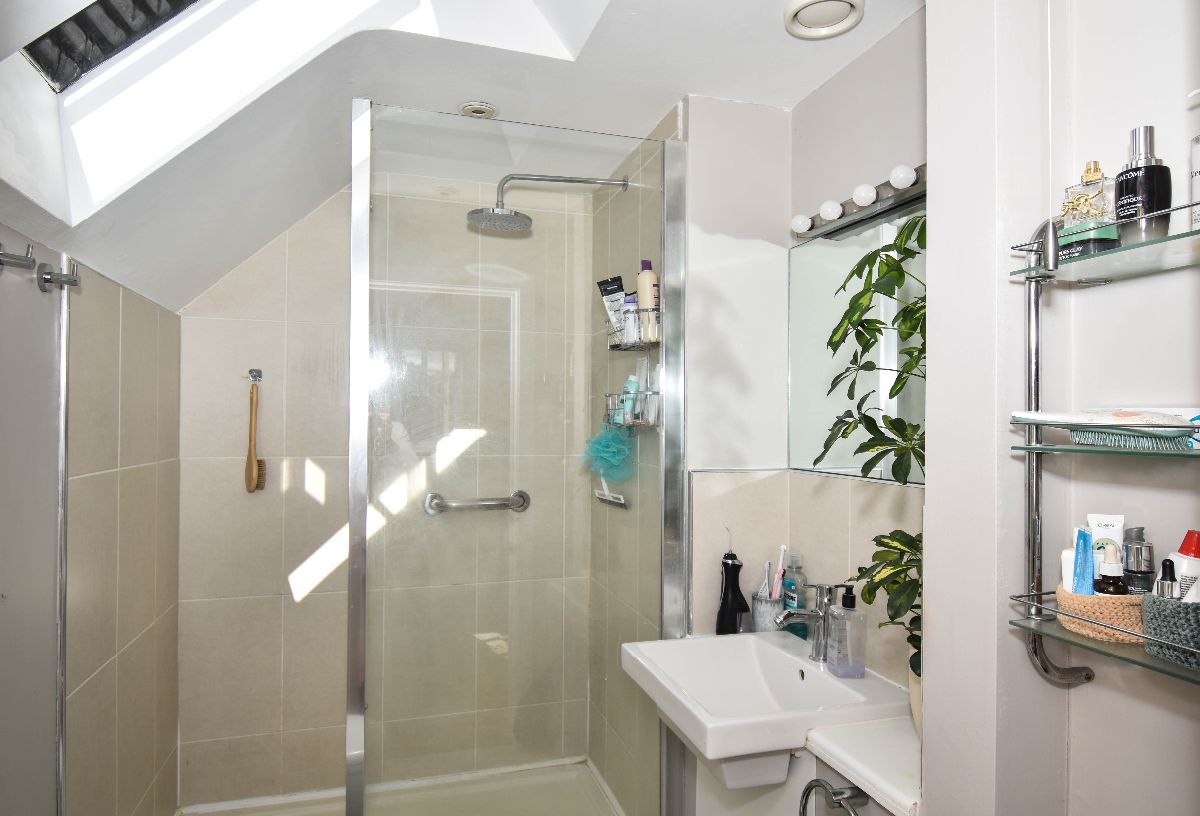 3 bed semi-detached house to rent in Alderbury, Salisbury 10