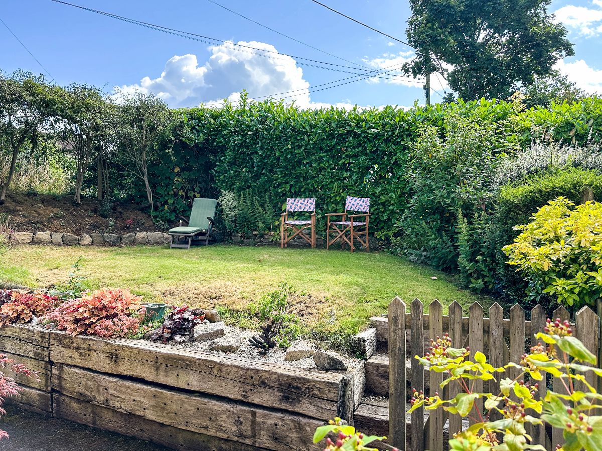 3 bed semi-detached house to rent in Alderbury, Salisbury 1