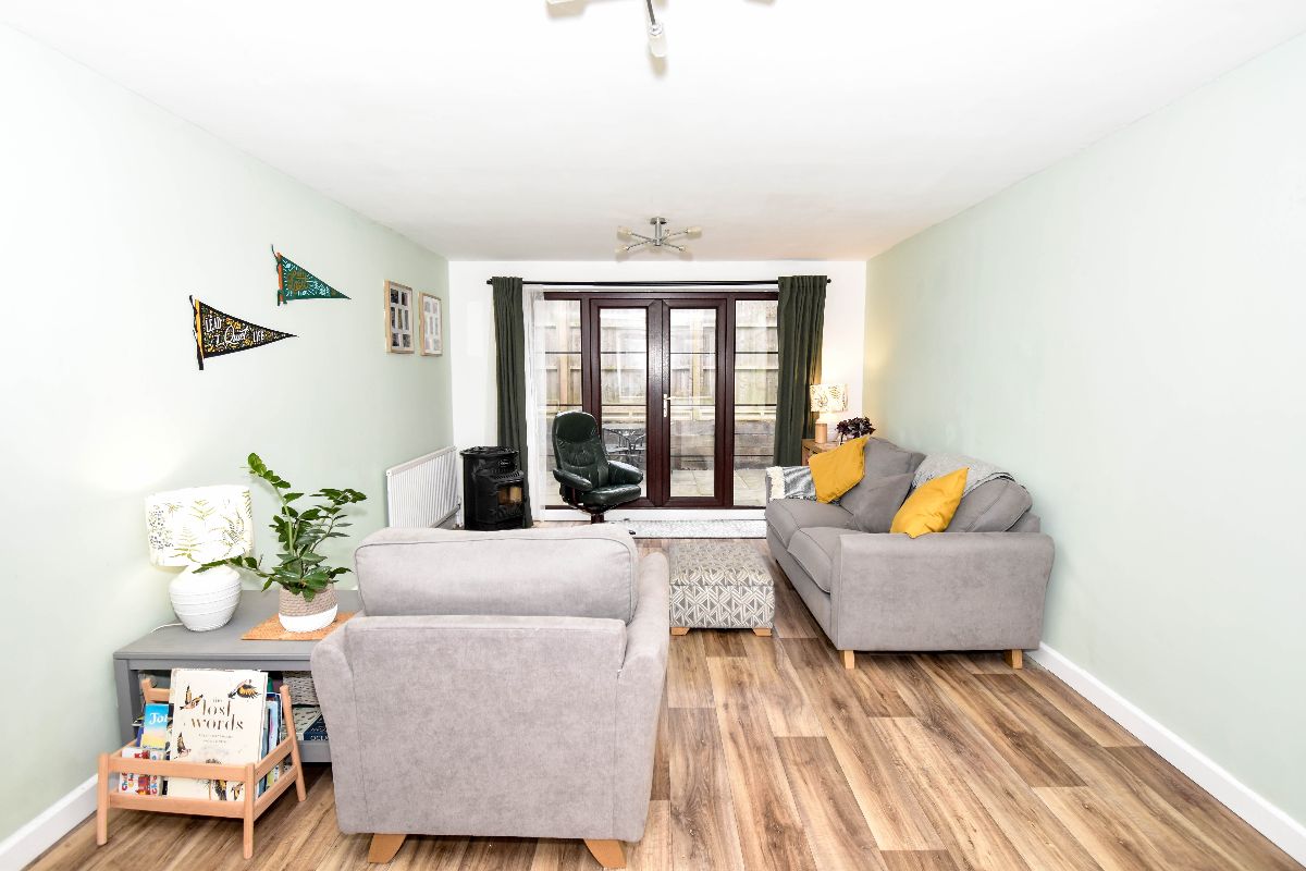 4 bed detached house to rent in Bennett Close, Salisbury 1