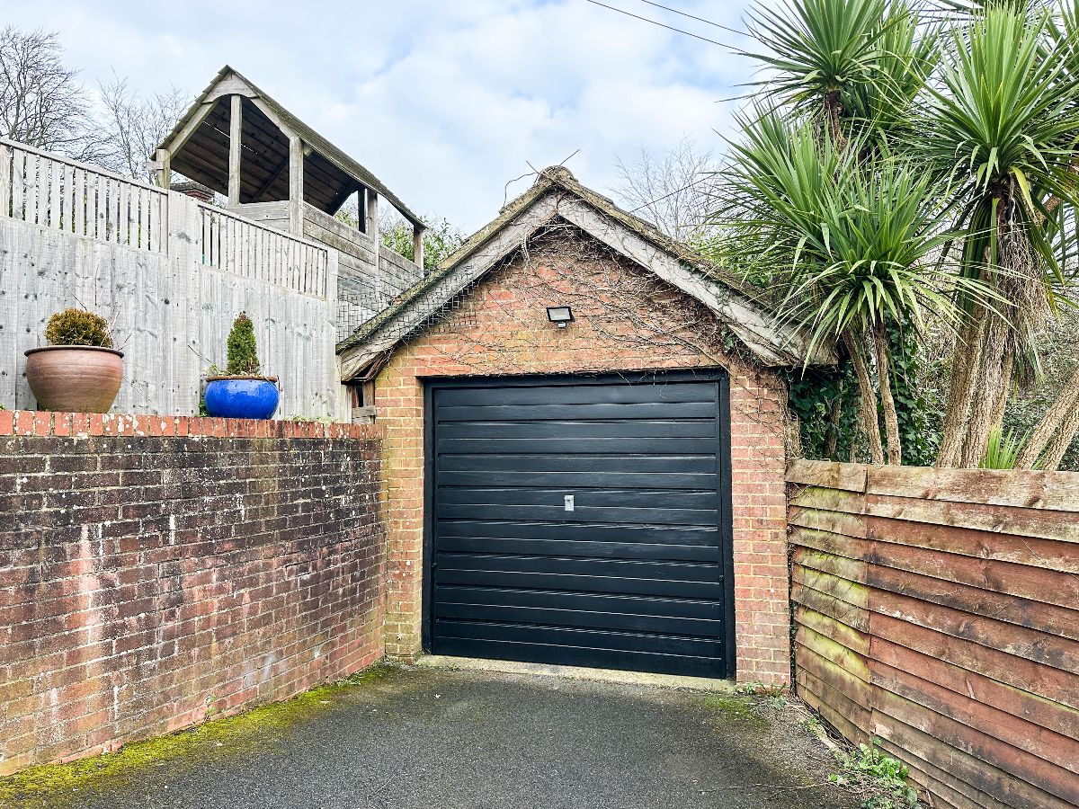 4 bed detached house to rent in Bennett Close, Salisbury  - Property Image 2