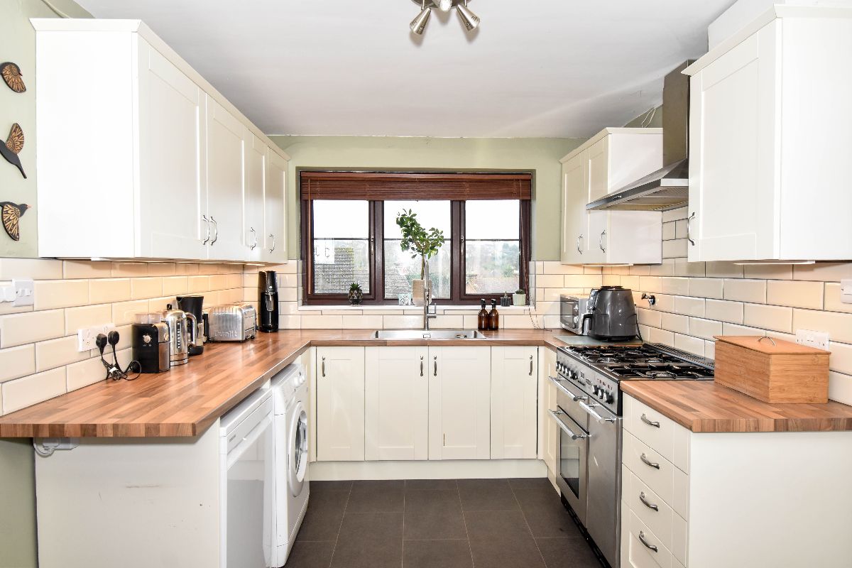 4 bed detached house to rent in Bennett Close, Salisbury 3