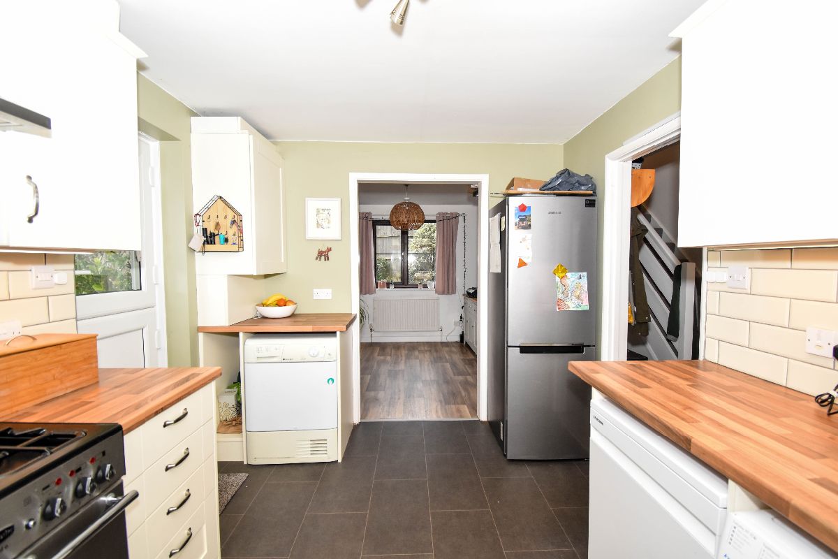 4 bed detached house to rent in Bennett Close, Salisbury 4