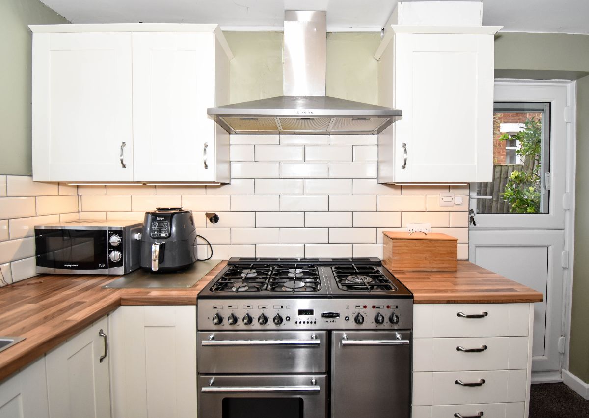 4 bed detached house to rent in Bennett Close, Salisbury 2