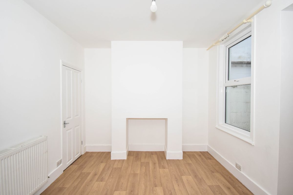 2 bed terraced house to rent in Stratford Road, Salisbury 4