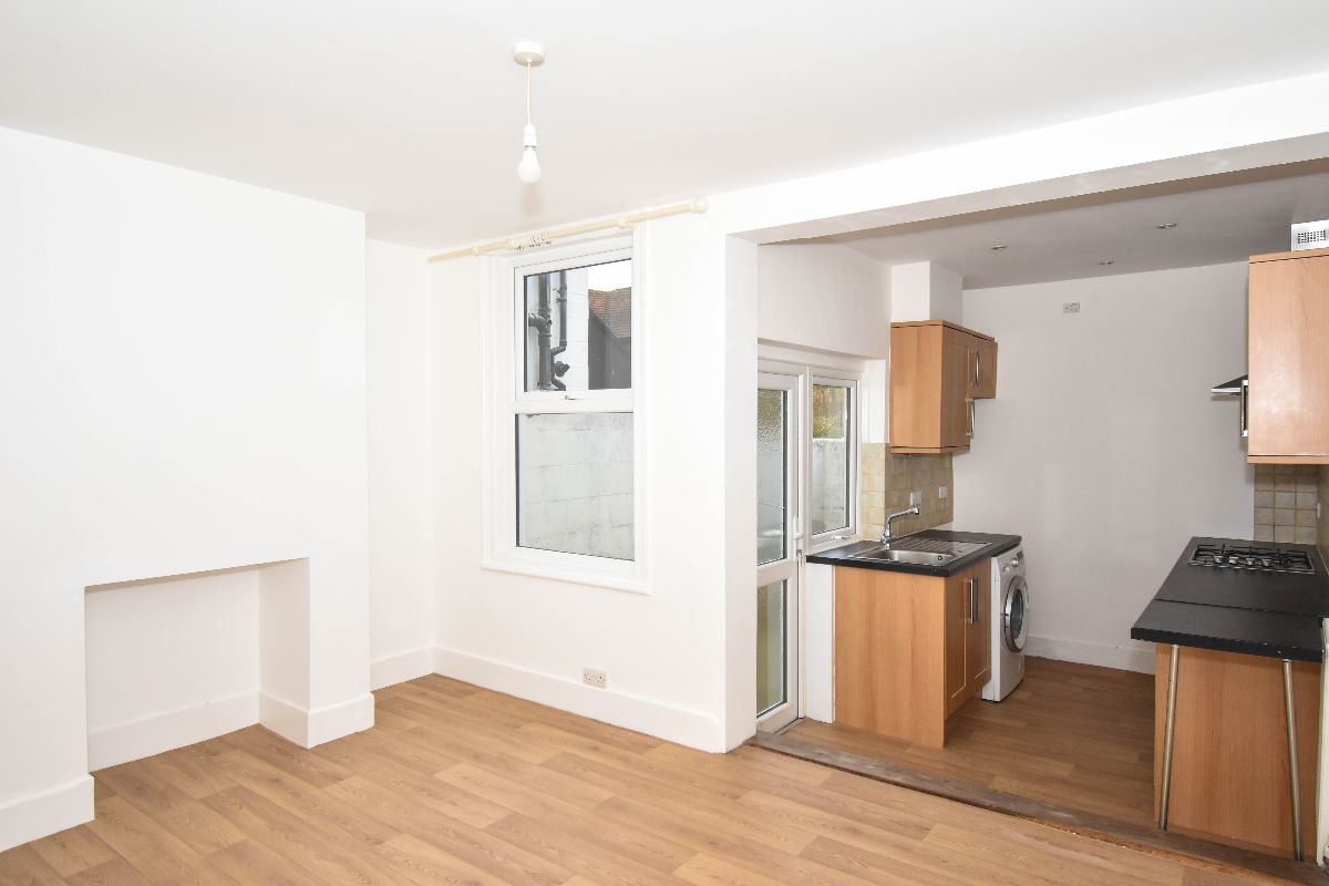 2 bed terraced house to rent in Stratford Road, Salisbury 5