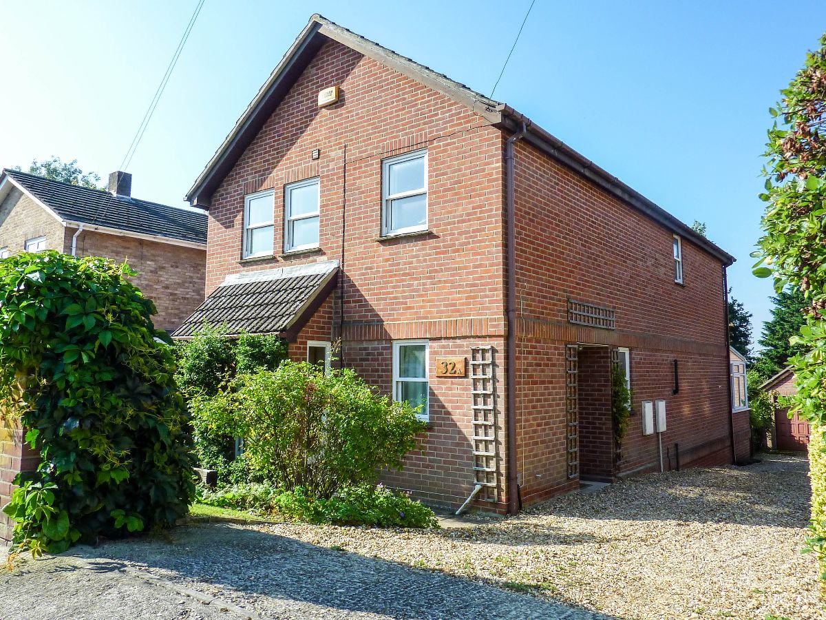 3 bed detached house to rent in Victoria Road, Salisbury  - Property Image 1