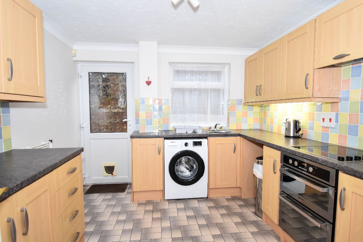 3 bed detached house to rent in Victoria Road, Salisbury 4